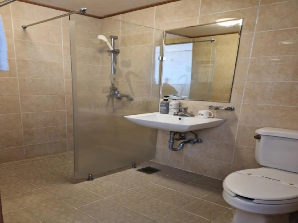 Jeju Ilsung Beach Condo 3*,